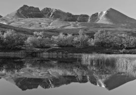 Lais Puzzle - Spiegelung des Berges Rondslottet in einem kleinen See. Rondane-Nationalpark, Norwegen in schwarz weiß - 1.000 Teile