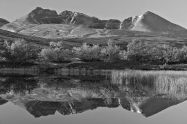 Lais Puzzle - Spiegelung des Berges Rondslottet in einem kleinen See. Rondane-Nationalpark, Norwegen in schwarz weiß - 2.000 Teile
