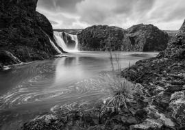 Lais Puzzle - Schöne Aussicht auf die Klippen mit einem Wasserfall im Hochland in schwarz weiß - 1.000 Teile