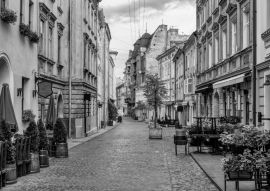 Lais Puzzle - Eine Straße in der historischen Altstadt von Lviv, Ukraine in schwarz weiß - 500, 1.000 & 2.000 Teile