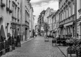 Lais Puzzle - Eine Straße in der historischen Altstadt von Lviv, Ukraine in schwarz weiß - 1.000 Teile