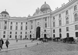 Lais Puzzle - Menschen im St. Michael Flügel der Hofburg in Wien in schwarz weiß - 500, 1.000 & 2.000 Teile