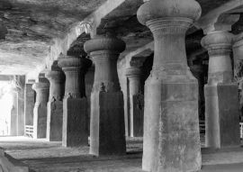 Lais Puzzle - Säulen in den Ruinen der Elephanta-Höhlen in Mumbai (Bombay) Indien auf der Insel Gharapuri in schwarz weiß - 500, 1.000 & 2.000 Teile