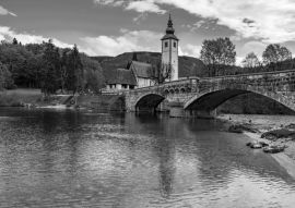 Lais Puzzle - Blick auf die Steinbrücke und die Kirche St. Johannes der Täufer am Bohinjer See, Slowenien in schwarz weiß - 500, 1.000 & 2.000 Teile