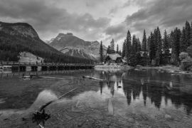 Lais Puzzle - Holzhütte am Emerald Lake mit felsigen Bergen im Yoho-Nationalpark in schwarz weiß - 2.000 Teile