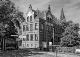 Lais Puzzle - zeuthen, germany - backsteinbau vom alten rathaus in schwarz weiß - 500, 1.000 & 2.000 Teile