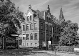 Lais Puzzle - zeuthen, germany - backsteinbau vom alten rathaus in schwarz weiß - 1.000 Teile