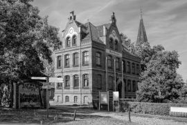 Lais Puzzle - zeuthen, germany - backsteinbau vom alten rathaus in schwarz weiß - 2.000 Teile