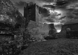 Lais Puzzle - Eine alte Burg in Irland mit einer Sturm- und Blitzlandschaft in schwarz weiß - 500, 1.000 & 2.000 Teile