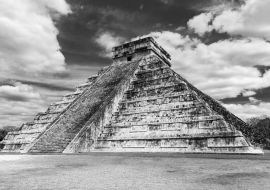 Lais Puzzle - Schwarz-Weiß-Fotografie der Maya-Stätte Chichen Itza mit der Tempelpyramide von Kukulkan in schwarz weiß - 1.000 Teile