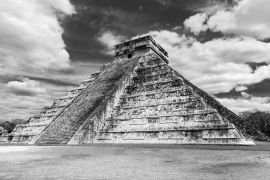 Lais Puzzle - Schwarz-Weiß-Fotografie der Maya-Stätte Chichen Itza mit der Tempelpyramide von Kukulkan in schwarz weiß - 2.000 Teile