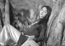 Lais Puzzle - Porträt eines vietnamesischen Mädchens im traditionellen roten Kleid in schwarz weiß - 500, 1.000 & 2.000 Teile