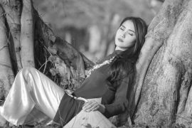 Lais Puzzle - Porträt eines vietnamesischen Mädchens im traditionellen roten Kleid in schwarz weiß - 2.000 Teile