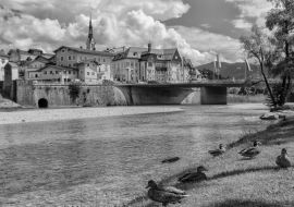 Lais Puzzle - Bad Tölz and Isar River Germany in schwarz weiß - 1.000 Teile