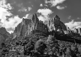 Lais Puzzle - Berg von Montserrat, Katalonien, Spanien in schwarz weiß - 500, 1.000 & 2.000 Teile