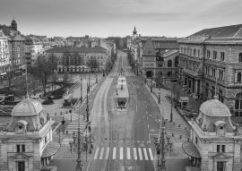 Lais Puzzle - Budapest, Ungarn - Luftaufnahme des Fovam-Platzes und der völlig leeren Straßen am Vamhaz-Boulevard (Vamhaz korut) und der zentralen Markthalle in schwarz weiß - 500, 1.000 & 2.000 Teile