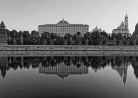 Lais Puzzle - Frontansicht des Moskauer Kremls und Spiegelung im Fluss in schwarz weiß - 500, 1.000 & 2.000 Teile