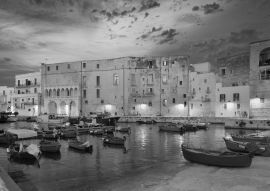 Lais Puzzle - Fischerboote in der Bucht von Monipoli mit bewölktem Himmel im Hintergrund, Süditalien in schwarz weiß - 500, 1.000 & 2.000 Teile