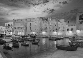 Lais Puzzle - Fischerboote in der Bucht von Monipoli mit bewölktem Himmel im Hintergrund, Süditalien in schwarz weiß - 1.000 Teile