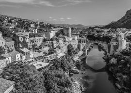 Lais Puzzle - Blick auf die Alte Brücke, rekonstruierte osmanische Brücke aus dem 16. Jahrhundert, Hauptattraktion der Altstadt von Mostar, Bosnien und Herzegowina in schwarz weiß - 500, 1.000 & 2.000 Teile