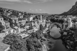 Lais Puzzle - Blick auf die Alte Brücke, rekonstruierte osmanische Brücke aus dem 16. Jahrhundert, Hauptattraktion der Altstadt von Mostar, Bosnien und Herzegowina in schwarz weiß - 2.000 Teile