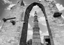 Lais Puzzle - Qutub Minar New Delhi, Indien, Das höchste Minarett in Indien ist ein Turm aus Marmor und rotem Sandstein, der den Beginn der muslimischen Herrschaft im Land repräsentiert, New Delh in schwarz weiß - 500, 1.000 & 2.000 Teile