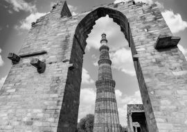 Lais Puzzle - Qutub Minar New Delhi, Indien, Das höchste Minarett in Indien ist ein Turm aus Marmor und rotem Sandstein, der den Beginn der muslimischen Herrschaft im Land repräsentiert, New Delh in schwarz weiß - 1.000 Teile