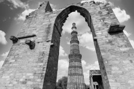 Lais Puzzle - Qutub Minar New Delhi, Indien, Das höchste Minarett in Indien ist ein Turm aus Marmor und rotem Sandstein, der den Beginn der muslimischen Herrschaft im Land repräsentiert, New Delh in schwarz weiß - 2.000 Teile