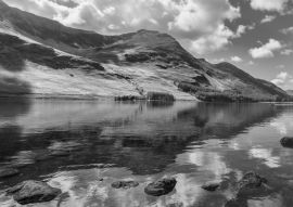 Lais Puzzle - Berge spiegeln sich in einem See im schönen Lake District in England in schwarz weiß - 500, 1.000 & 2.000 Teile
