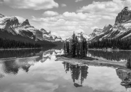 Lais Puzzle - Spirit Island mit den kanadischen Rockies am Maligne Lake im Jasper National Park in schwarz weiß - 1.000 Teile