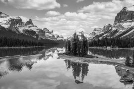 Lais Puzzle - Spirit Island mit den kanadischen Rockies am Maligne Lake im Jasper National Park in schwarz weiß - 2.000 Teile