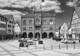 Lais Puzzle - Altes Rathaus von Tauberbishofsheim in Baden-Württemberg in schwarz weiß - 500, 1.000 & 2.000 Teile