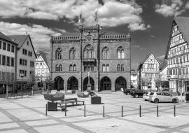 Lais Puzzle - Altes Rathaus von Tauberbishofsheim in Baden-Württemberg in schwarz weiß - 1.000 Teile
