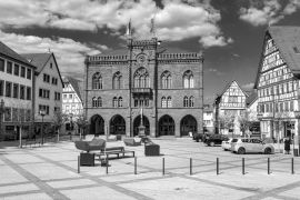 Lais Puzzle - Altes Rathaus von Tauberbishofsheim in Baden-Württemberg in schwarz weiß - 2.000 Teile