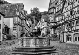 Lais Puzzle - Mittelalterliche Fachwerk-Altstadt von Miltenberg, Deutschland in schwarz weiß - 500, 1.000 & 2.000 Teile