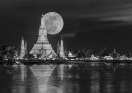 Lais Puzzle - Wat Arun in der Nacht mit Super-Vollmond, Wat Arun in der Nacht mit Licht Gold ist der älteste Tempel des Chao Phraya River und Vollmond in den dunklen Himmel in Bangkok Thailand in schwarz weiß - 1.000 Teile