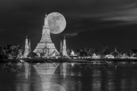 Lais Puzzle - Wat Arun in der Nacht mit Super-Vollmond, Wat Arun in der Nacht mit Licht Gold ist der älteste Tempel des Chao Phraya River und Vollmond in den dunklen Himmel in Bangkok Thailand in schwarz weiß - 2.000 Teile