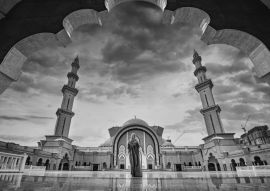 Lais Puzzle - Masjid Wilayah Persekutuan bei Sonnenuntergang in Kuala Lumpur, Malaysia in schwarz weiß - 500, 1.000 & 2.000 Teile
