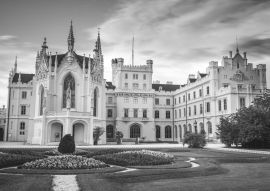 Lais Puzzle - Lednice Chateau mit schönen Gärten und Parks auf sonnigen Sommertag. Lednice-Valtice-Landschaft, Region Südmähren. UNESCO-Welterbestätte in schwarz weiß - 500, 1.000 & 2.000 Teile