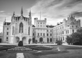 Lais Puzzle - Lednice Chateau mit schönen Gärten und Parks auf sonnigen Sommertag. Lednice-Valtice-Landschaft, Region Südmähren. UNESCO-Welterbestätte in schwarz weiß - 1.000 Teile