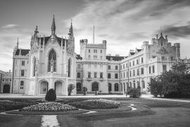Lais Puzzle - Lednice Chateau mit schönen Gärten und Parks auf sonnigen Sommertag. Lednice-Valtice-Landschaft, Region Südmähren. UNESCO-Welterbestätte in schwarz weiß - 2.000 Teile
