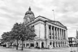 Lais Puzzle - Rathaus von Nottingham in England in schwarz weiß - 2.000 Teile