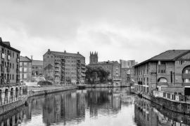 Lais Puzzle - Blick auf Leeds mit dem Fluss Aire in England in schwarz weiß - 2.000 Teile