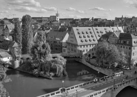 Lais Puzzle - Schöne Luftaufnahme der mittelalterlichen Stadtsilhouette von Nürnberg im Sommer, Deutschland in schwarz weiß - 500, 1.000 & 2.000 Teile