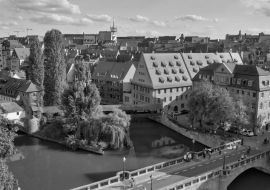 Lais Puzzle - Schöne Luftaufnahme der mittelalterlichen Stadtsilhouette von Nürnberg im Sommer, Deutschland in schwarz weiß - 1.000 Teile