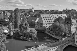 Lais Puzzle - Schöne Luftaufnahme der mittelalterlichen Stadtsilhouette von Nürnberg im Sommer, Deutschland in schwarz weiß - 2.000 Teile