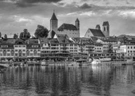 Lais Puzzle - Blick auf den Rapperswiler Hafen und die von Schloss und Stadtpfarrkirche dominierte Altstadt, Rapperswil-Jona, St. Gallen, Schweiz in schwarz weiß - 500, 1.000 & 2.000 Teile
