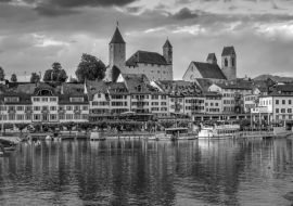 Lais Puzzle - Blick auf den Rapperswiler Hafen und die von Schloss und Stadtpfarrkirche dominierte Altstadt, Rapperswil-Jona, St. Gallen, Schweiz in schwarz weiß - 1.000 Teile
