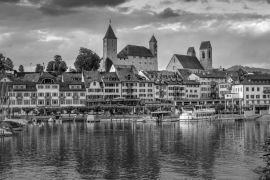 Lais Puzzle - Blick auf den Rapperswiler Hafen und die von Schloss und Stadtpfarrkirche dominierte Altstadt, Rapperswil-Jona, St. Gallen, Schweiz in schwarz weiß - 2.000 Teile