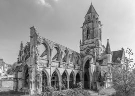 Lais Puzzle - Teilweise ruinierte mittelalterliche Kirche Saint Etienne in Caen, Normandie, Frankreich in schwarz weiß - 500, 1.000 & 2.000 Teile